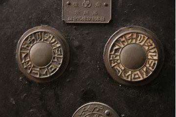 アンティーク建具　美品　ヒノキ材　漆の艶が美しい富山県産の蔵戸(玄関戸、引き戸、建具)(R-049627)