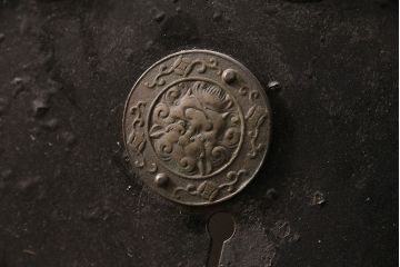 アンティーク建具　美品　ヒノキ材　漆の艶が美しい富山県産の蔵戸(玄関戸、引き戸、建具)(R-049627)