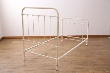 アンティーク家具　フランスアンティーク　ガーリーな空間づくりにおすすめなベッドフレーム(飾り棚、陳列棚、シングル)(R-049630)