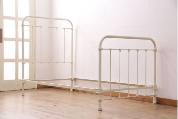 アンティーク家具　フランスアンティーク　ガーリーな空間づくりにおすすめなベッドフレーム(飾り棚、陳列棚、シングル)(R-049630)