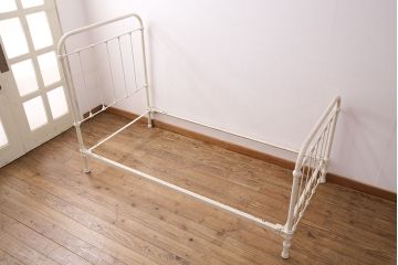 アンティーク家具　フランスアンティーク　ガーリーな空間づくりにおすすめなベッドフレーム(飾り棚、陳列棚、シングル)(R-049630)