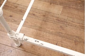 アンティーク家具　フランスアンティーク　ガーリーな空間づくりにおすすめなベッドフレーム(飾り棚、陳列棚、シングル)(R-049630)