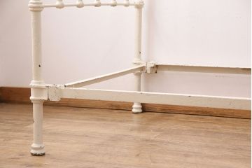 アンティーク家具　フランスアンティーク　ガーリーな空間づくりにおすすめなベッドフレーム(飾り棚、陳列棚、シングル)(R-049630)