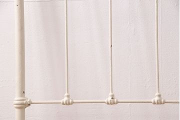 アンティーク家具　フランスアンティーク　ガーリーな空間づくりにおすすめなベッドフレーム(飾り棚、陳列棚、シングル)(R-049630)