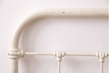 アンティーク家具　フランスアンティーク　ガーリーな空間づくりにおすすめなベッドフレーム(飾り棚、陳列棚、シングル)(R-049630)