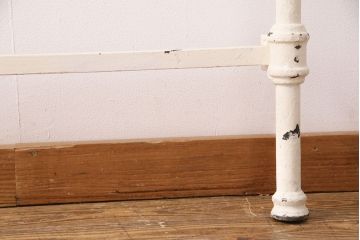 アンティーク家具　フランスアンティーク　ガーリーな空間づくりにおすすめなベッドフレーム(飾り棚、陳列棚、シングル)(R-049630)