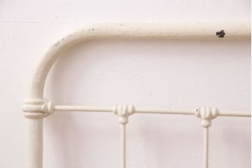 アンティーク家具　フランスアンティーク　ガーリーな空間づくりにおすすめなベッドフレーム(飾り棚、陳列棚、シングル)(R-049630)