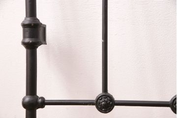 アンティーク家具　フランスアンティーク　メンズライクスタイルにおすすめ!金網のようなデザインがおしゃれなベッドフレーム(飾り棚、陳列棚、シングル)(R-049631)