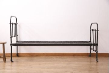 アンティーク家具　フランスアンティーク　メンズライクスタイルにおすすめ!金網のようなデザインがおしゃれなベッドフレーム(飾り棚、陳列棚、シングル)(R-049631)