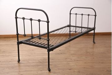 アンティーク家具　フランスアンティーク　メンズライクスタイルにおすすめ!金網のようなデザインがおしゃれなベッドフレーム(飾り棚、陳列棚、シングル)(R-049631)