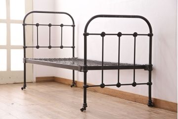 アンティーク家具　フランスアンティーク　メンズライクスタイルにおすすめ!金網のようなデザインがおしゃれなベッドフレーム(飾り棚、陳列棚、シングル)(R-049631)