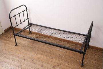 アンティーク家具　フランスアンティーク　メンズライクスタイルにおすすめ!金網のようなデザインがおしゃれなベッドフレーム(飾り棚、陳列棚、シングル)(R-049631)