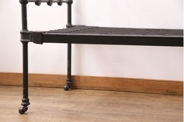 アンティーク家具　フランスアンティーク　メンズライクスタイルにおすすめ!金網のようなデザインがおしゃれなベッドフレーム(飾り棚、陳列棚、シングル)(R-049631)