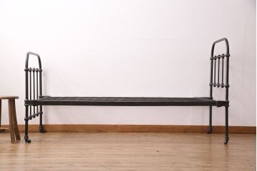 アンティーク家具　フランスアンティーク　メンズライクスタイルにおすすめ!金網のようなデザインがおしゃれなベッドフレーム(飾り棚、陳列棚、シングル)(R-049631)