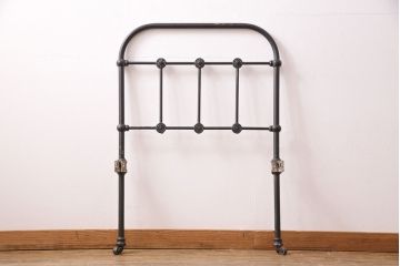 アンティーク家具　フランスアンティーク　メンズライクスタイルにおすすめ!金網のようなデザインがおしゃれなベッドフレーム(飾り棚、陳列棚、シングル)(R-049631)