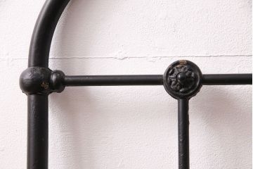 アンティーク家具　フランスアンティーク　メンズライクスタイルにおすすめ!金網のようなデザインがおしゃれなベッドフレーム(飾り棚、陳列棚、シングル)(R-049631)