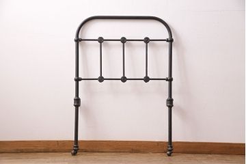 アンティーク家具　フランスアンティーク　メンズライクスタイルにおすすめ!金網のようなデザインがおしゃれなベッドフレーム(飾り棚、陳列棚、シングル)(R-049631)