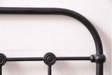 アンティーク家具　フランスアンティーク　メンズライクスタイルにおすすめ!金網のようなデザインがおしゃれなベッドフレーム(飾り棚、陳列棚、シングル)(R-049631)