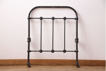 アンティーク家具　フランスアンティーク　メンズライクスタイルにおすすめ!金網のようなデザインがおしゃれなベッドフレーム(飾り棚、陳列棚、シングル)(R-049631)