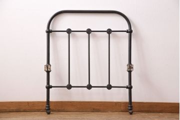 アンティーク家具　フランスアンティーク　メンズライクスタイルにおすすめ!金網のようなデザインがおしゃれなベッドフレーム(飾り棚、陳列棚、シングル)(R-049631)