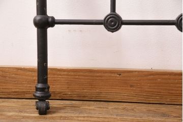アンティーク家具　フランスアンティーク　メンズライクスタイルにおすすめ!金網のようなデザインがおしゃれなベッドフレーム(飾り棚、陳列棚、シングル)(R-049631)