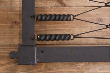 アンティーク家具　フランスアンティーク　メンズライクスタイルにおすすめ!金網のようなデザインがおしゃれなベッドフレーム(飾り棚、陳列棚、シングル)(R-049631)