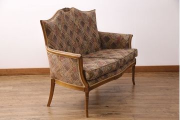 中古　美品　海外輸入家具　格式高い佇まいが優雅な印象を高める2人掛けソファ(アームソファ)(R-049634)