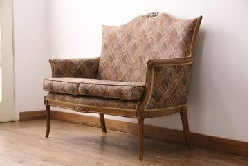 中古　美品　海外輸入家具　格式高い佇まいが優雅な印象を高める2人掛けソファ(アームソファ)(R-049634)