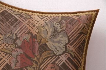 中古　美品　海外輸入家具　格式高い佇まいが優雅な印象を高める2人掛けソファ(アームソファ)(R-049634)