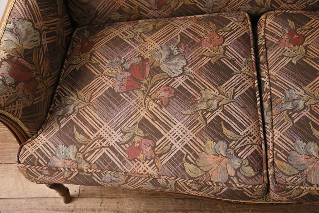 中古　美品　海外輸入家具　格式高い佇まいが優雅な印象を高める2人掛けソファ(アームソファ)(R-049634)