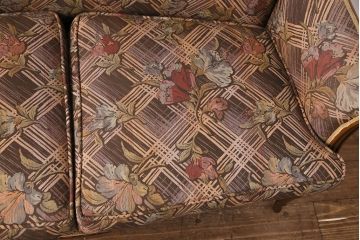 中古　美品　海外輸入家具　格式高い佇まいが優雅な印象を高める2人掛けソファ(アームソファ)(R-049634)