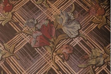 中古　美品　海外輸入家具　格式高い佇まいが優雅な印象を高める2人掛けソファ(アームソファ)(R-049634)