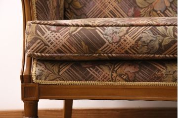 中古　美品　海外輸入家具　格式高い佇まいが優雅な印象を高める2人掛けソファ(アームソファ)(R-049634)