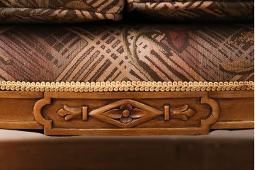 中古　美品　海外輸入家具　格式高い佇まいが優雅な印象を高める2人掛けソファ(アームソファ)(R-049634)