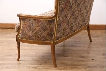 中古　美品　海外輸入家具　格式高い佇まいが優雅な印象を高める2人掛けソファ(アームソファ)(R-049634)