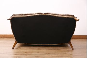 中古　美品　海外輸入家具　格式高い佇まいが優雅な印象を高める2人掛けソファ(アームソファ)(R-049634)