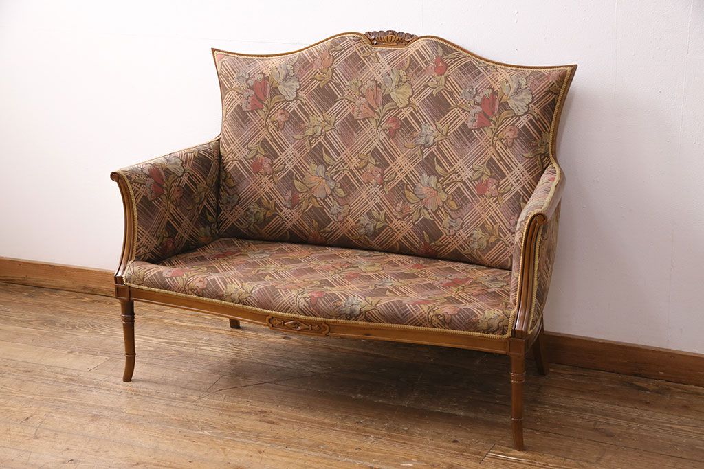 中古　美品　海外輸入家具　格式高い佇まいが優雅な印象を高める2人掛けソファ(アームソファ)(R-049634)