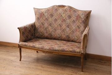 中古　美品　海外輸入家具　格式高い佇まいが優雅な印象を高める2人掛けソファ(アームソファ)(R-049634)