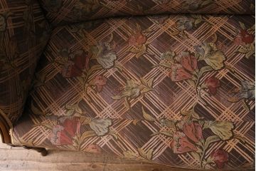 中古　美品　海外輸入家具　格式高い佇まいが優雅な印象を高める2人掛けソファ(アームソファ)(R-049634)