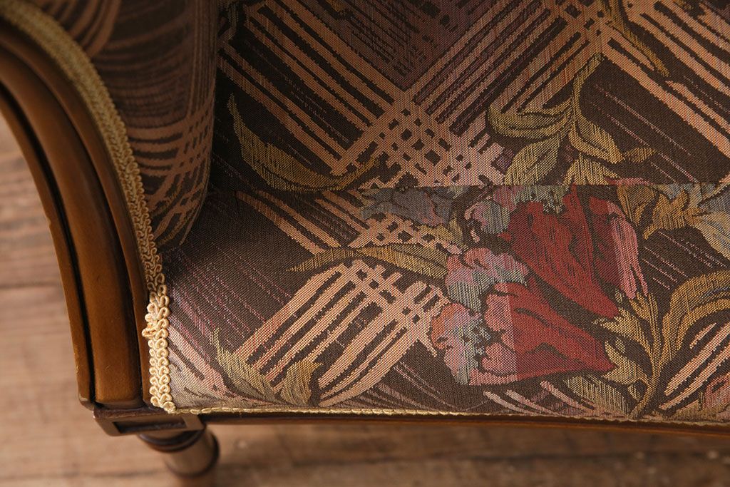 中古　美品　海外輸入家具　格式高い佇まいが優雅な印象を高める2人掛けソファ(アームソファ)(R-049634)