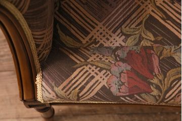 中古　美品　海外輸入家具　格式高い佇まいが優雅な印象を高める2人掛けソファ(アームソファ)(R-049634)