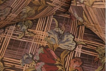 中古　美品　海外輸入家具　格式高い佇まいが優雅な印象を高める2人掛けソファ(アームソファ)(R-049634)