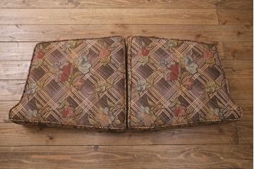 中古　美品　海外輸入家具　格式高い佇まいが優雅な印象を高める2人掛けソファ(アームソファ)(R-049634)