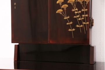 未使用　新古品　最高級　勝月銘　蒔絵入り　本漆溜塗り　四季折々の草花の蒔絵が情緒溢れる鏡台(定価約95万円)(姿見、ドレッサー)(R-049635)