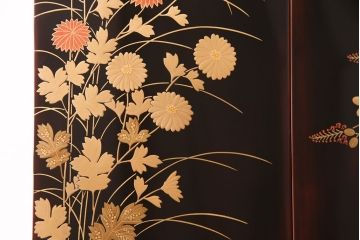 未使用　新古品　最高級　勝月銘　蒔絵入り　本漆溜塗り　四季折々の草花の蒔絵が情緒溢れる鏡台(定価約95万円)(姿見、ドレッサー)(R-049635)