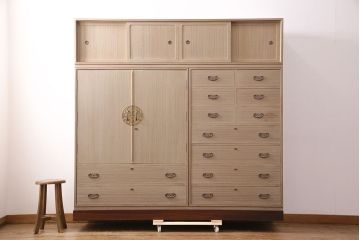 中古　美品　大型分割式　桑材のアクセントがおしゃれ!存在感と高級感あふれる加茂総桐箪笥(総桐たんす、総桐箪笥、衣装箪笥、着物箪笥、和タンス)(定価約180万円)(R-049637)