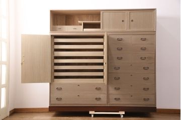 中古　美品　大型分割式　桑材のアクセントがおしゃれ!存在感と高級感あふれる加茂総桐箪笥(総桐たんす、総桐箪笥、衣装箪笥、着物箪笥、和タンス)(定価約180万円)(R-049637)