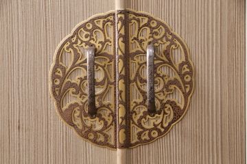 中古　美品　大型分割式　桑材のアクセントがおしゃれ!存在感と高級感あふれる加茂総桐箪笥(総桐たんす、総桐箪笥、衣装箪笥、着物箪笥、和タンス)(定価約180万円)(R-049637)