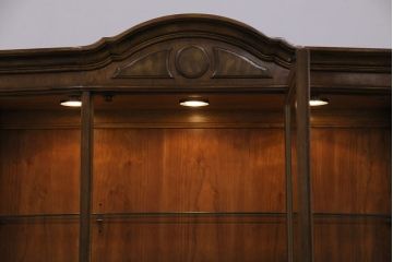 中古　美品　DREXEL HERITAGE(ドレクセルヘリテイジ)　TRYON MANOR(トライオンメナー)　格調高い佇まいが魅力の飾り棚(キャビネット、食器棚、収納棚)(定価約98万円)(R-049640)