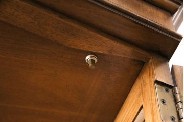 中古　美品　DREXEL HERITAGE(ドレクセルヘリテイジ)　TRYON MANOR(トライオンメナー)　格調高い佇まいが魅力の飾り棚(キャビネット、食器棚、収納棚)(定価約98万円)(R-049640)